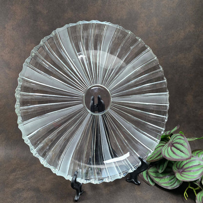 Bleikristall Kuchenplatte 31 cm aus den 60er/70er Jahren. Elegantes Vintage Design mit Milchglas-Streifen. Perfekt für Kuchen, Obst oder als stilvolles Deko-Highlight.

