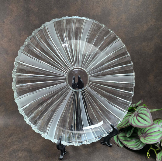Bleikristall Kuchenplatte 31 cm aus den 60er/70er Jahren. Elegantes Vintage Design mit Milchglas-Streifen. Perfekt für Kuchen, Obst oder als stilvolles Deko-Highlight.

