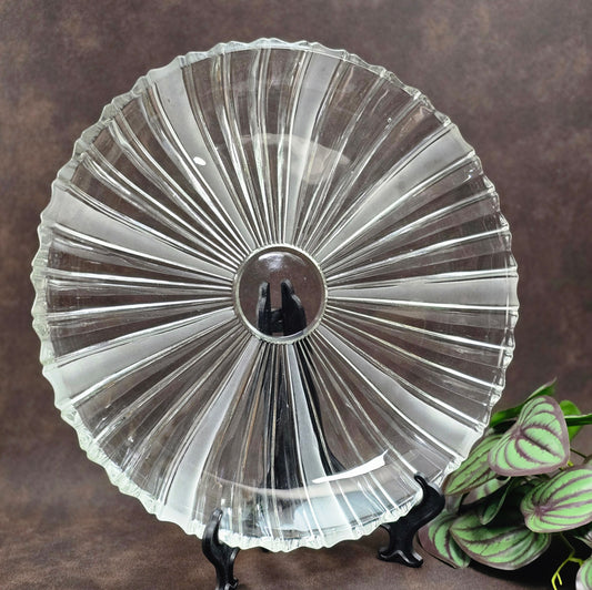 Bleikristall Kuchenplatte 31 cm aus den 60er/70er Jahren. Elegantes Vintage Design mit Milchglas-Streifen. Perfekt für Kuchen, Obst oder als stilvolles Deko-Highlight.

