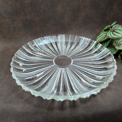 Bleikristall Kuchenplatte 31 cm aus den 60er/70er Jahren. Elegantes Vintage Design mit Milchglas-Streifen. Perfekt für Kuchen, Obst oder als stilvolles Deko-Highlight.

