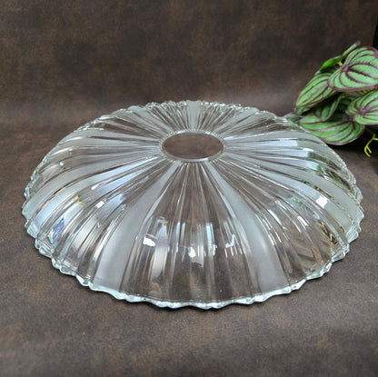 Bleikristall Kuchenplatte 31 cm aus den 60er/70er Jahren. Elegantes Vintage Design mit Milchglas-Streifen. Perfekt für Kuchen, Obst oder als stilvolles Deko-Highlight.

