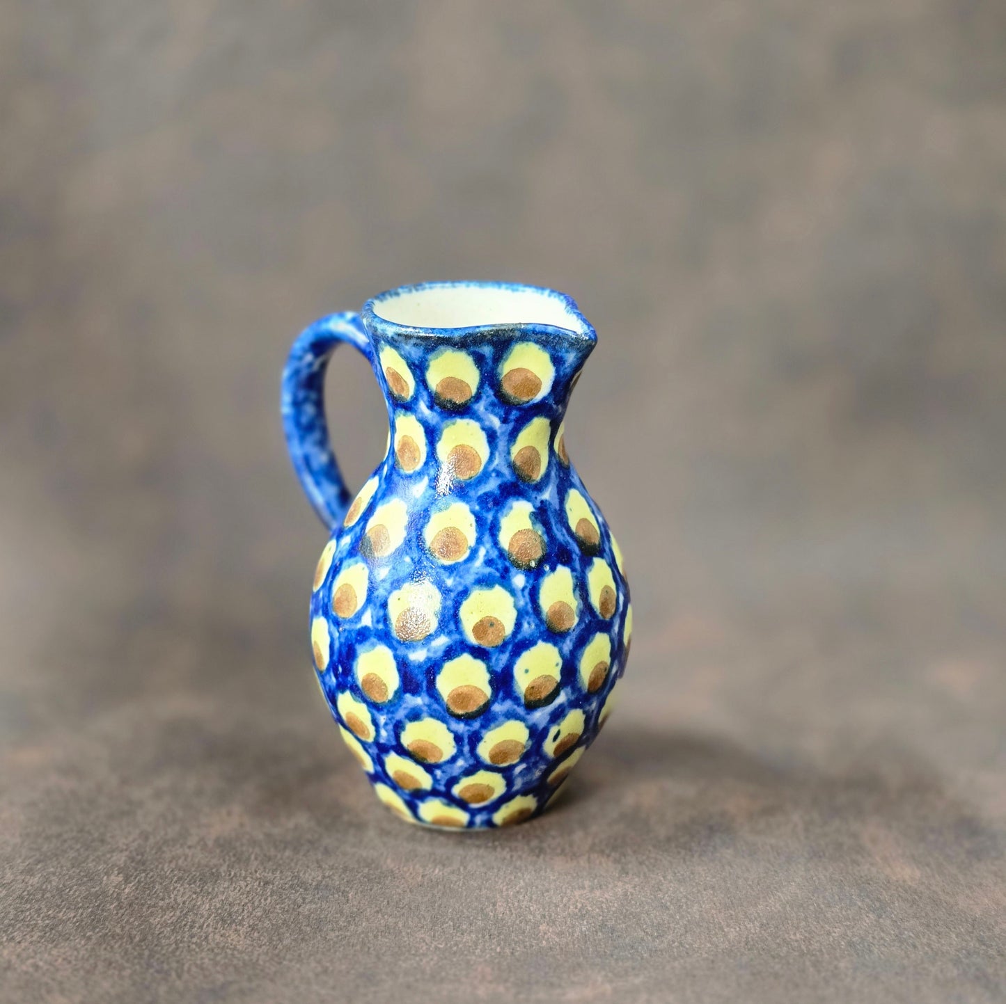 Handbemalter kleiner Bunzlauer Keramik Krug, 10 cm, Vintage aus den 1970er Jahren, mit Chip, dekorativ.