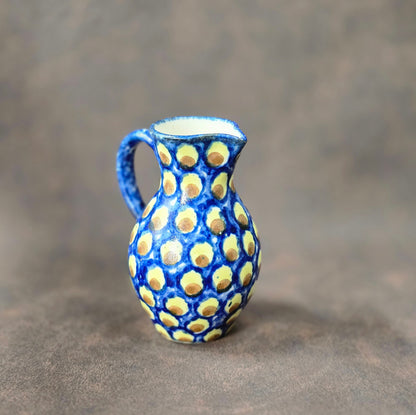 Handbemalter kleiner Bunzlauer Keramik Krug, 10 cm, Vintage aus den 1970er Jahren, mit Chip, dekorativ.