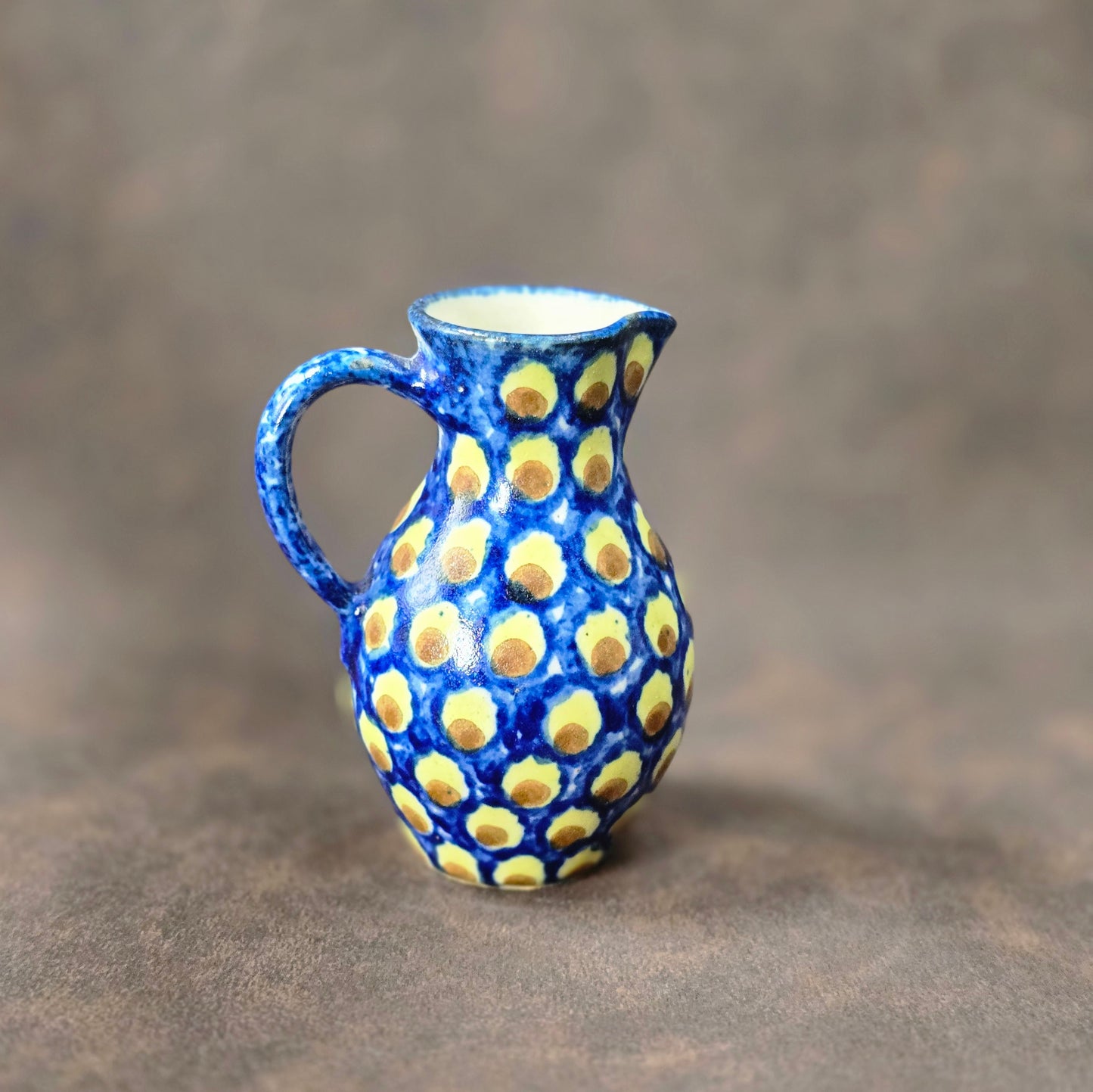 Handbemalter kleiner Bunzlauer Keramik Krug, 10 cm, Vintage aus den 1970er Jahren, mit Chip, dekorativ.