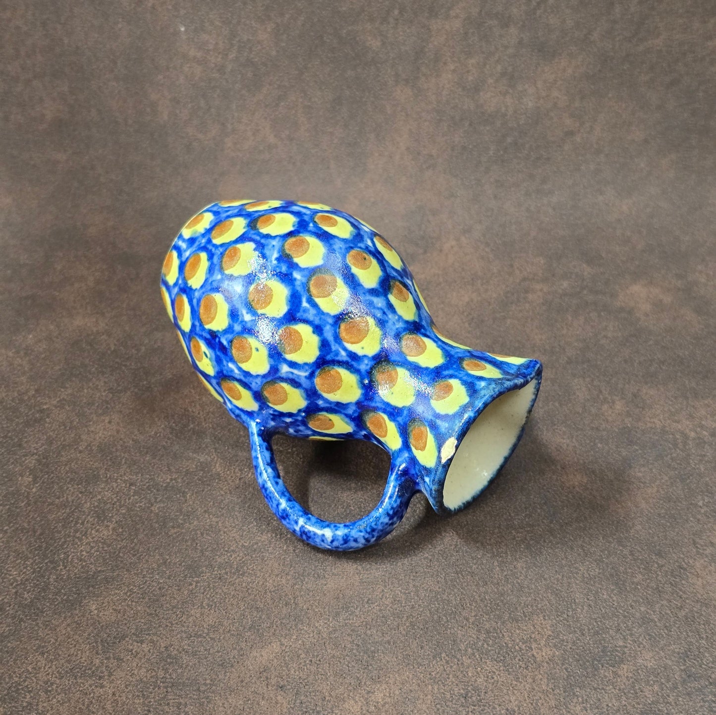 Handbemalter kleiner Bunzlauer Keramik Krug, 10 cm, Vintage aus den 1970er Jahren, mit Chip, dekorativ.