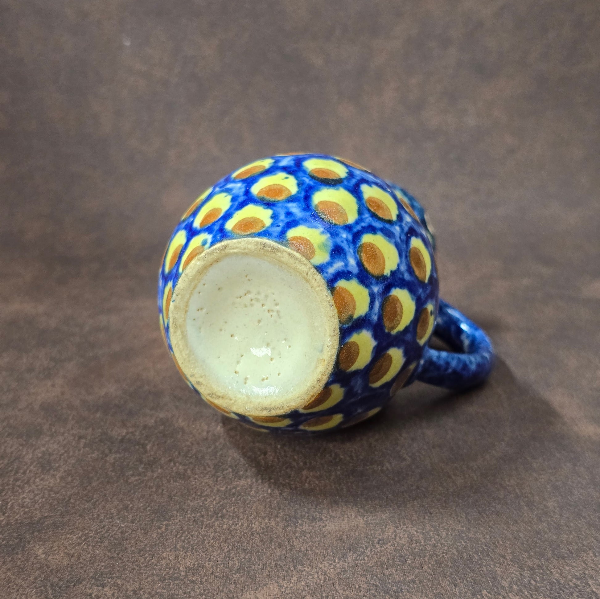 Handbemalter kleiner Bunzlauer Keramik Krug, 10 cm, Vintage aus den 1970er Jahren, mit Chip, dekorativ.