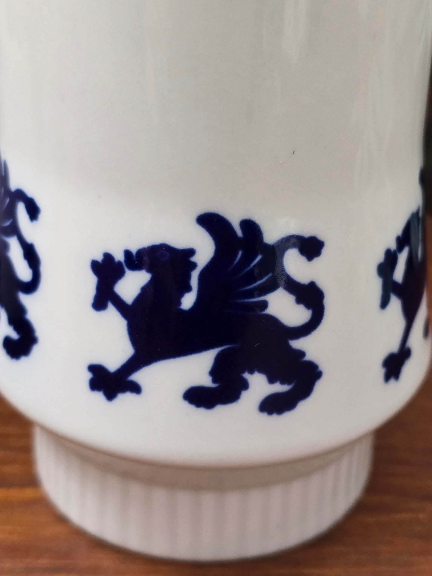 Vintage DDR Porzellanbecher von Unterweißbach mit Echt-Kobalt-Dekor, weißes Porzellan, zeitlose Form, sehr guter Zustand.
