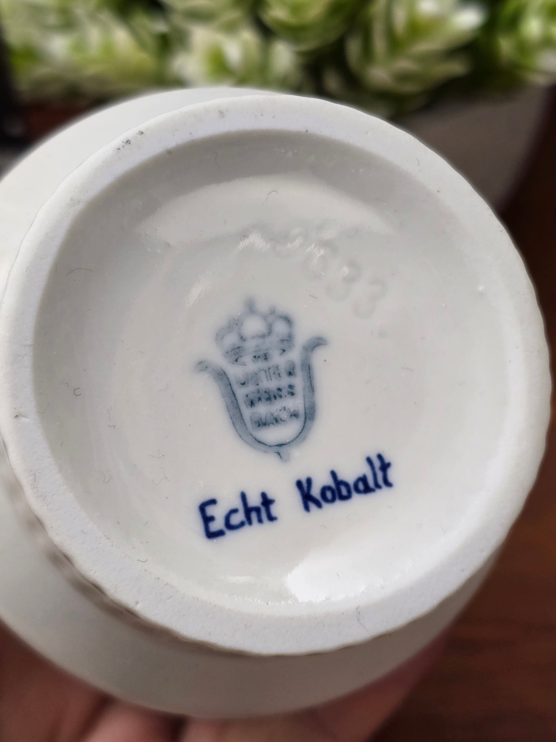 Vintage DDR Porzellanbecher von Unterweißbach mit Echt-Kobalt-Dekor, weißes Porzellan, zeitlose Form, sehr guter Zustand.