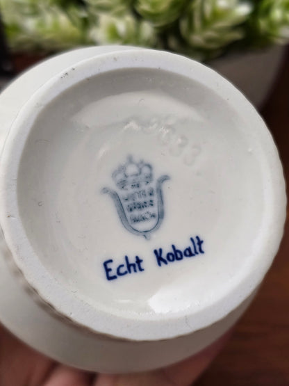 Vintage DDR Porzellanbecher von Unterweißbach mit Echt-Kobalt-Dekor, weißes Porzellan, zeitlose Form, sehr guter Zustand.