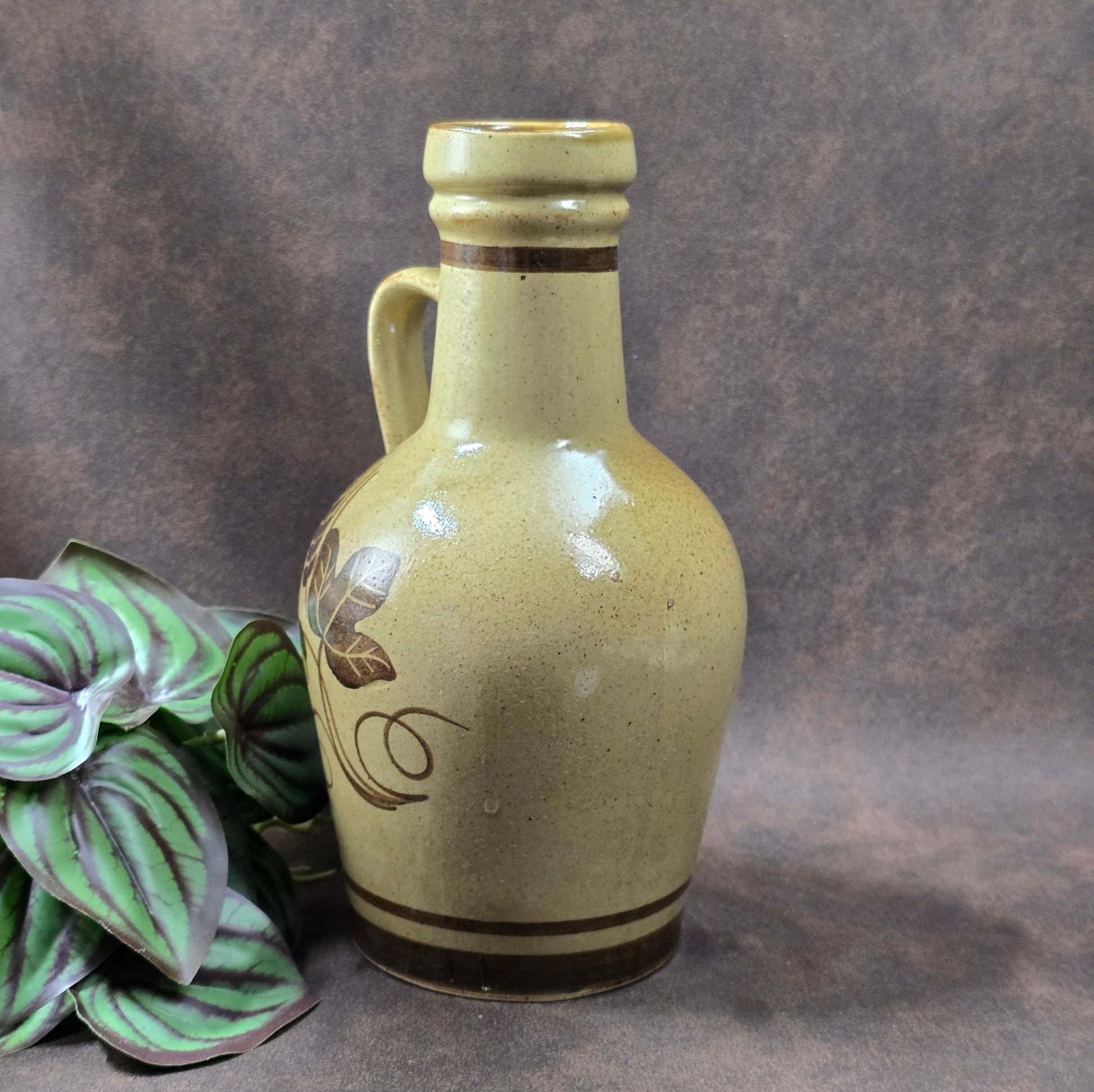 Original DDR-Keramik-Weinkrug, 70er/80er. Herbsternte-Dekor, bauchige Form, gut erhalten. Ideal als Deko, Sammlerstück oder für rustikale Tischgestaltung.