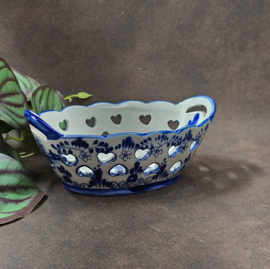 Vintage Delft-Blue Schale, Porzellan, Herzen & Blumen, handbemalt. Niederlande, 70er/80er. Leicht & dekorativ, ideal für Deko oder verpackte Süßigkeiten. 6×14,5×10 cm.
