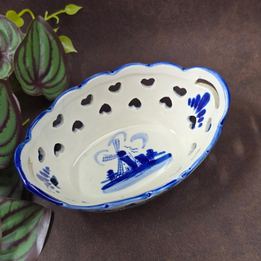 Vintage Delft-Blue Schale, Porzellan, Herzen & Blumen, handbemalt. Niederlande, 70er/80er. Leicht & dekorativ, ideal für Deko oder verpackte Süßigkeiten. 6×14,5×10 cm.
