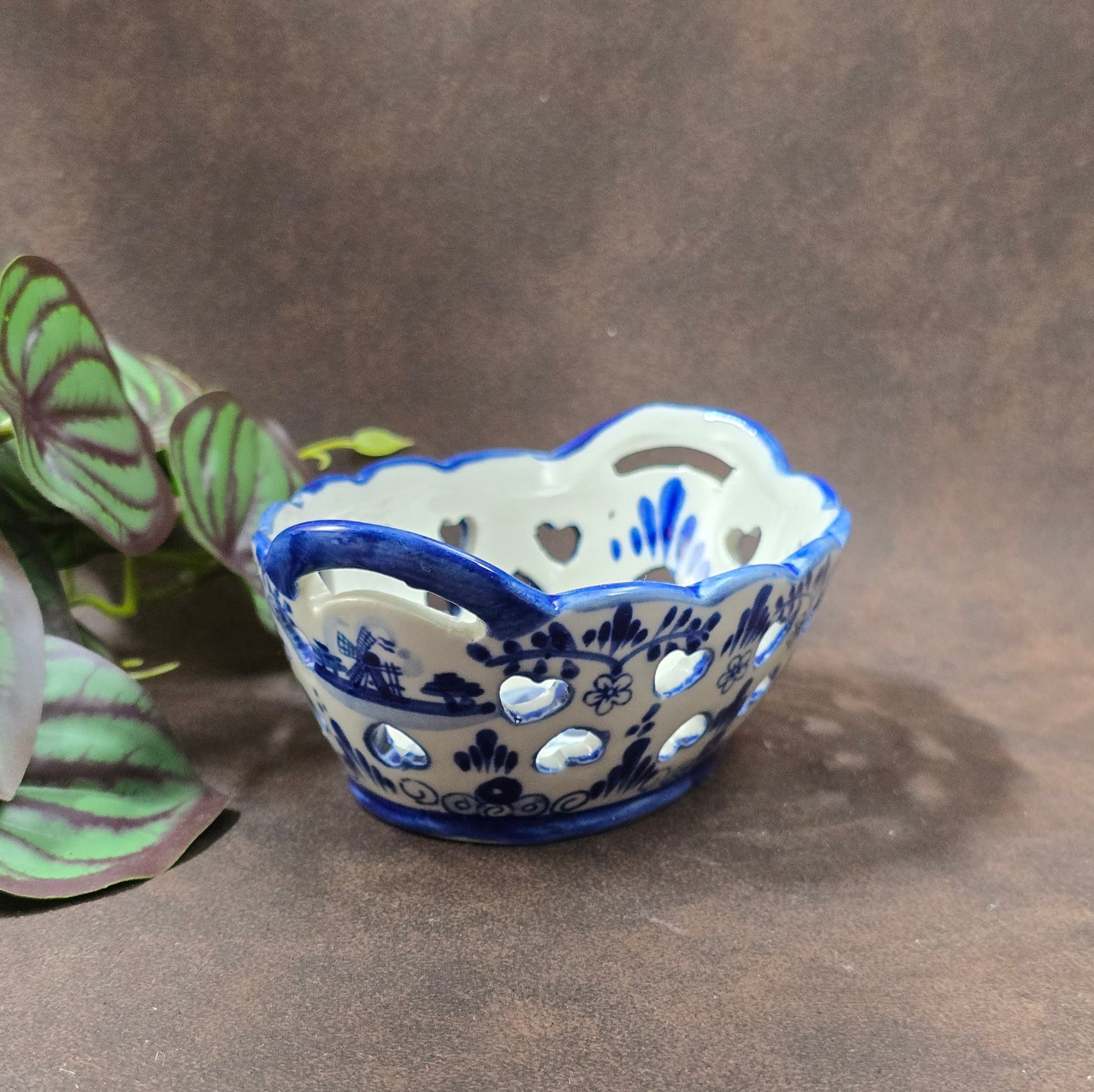 Vintage Delft-Blue Schale, Porzellan, Herzen & Blumen, handbemalt. Niederlande, 70er/80er. Leicht & dekorativ, ideal für Deko oder verpackte Süßigkeiten. 6×14,5×10 cm.