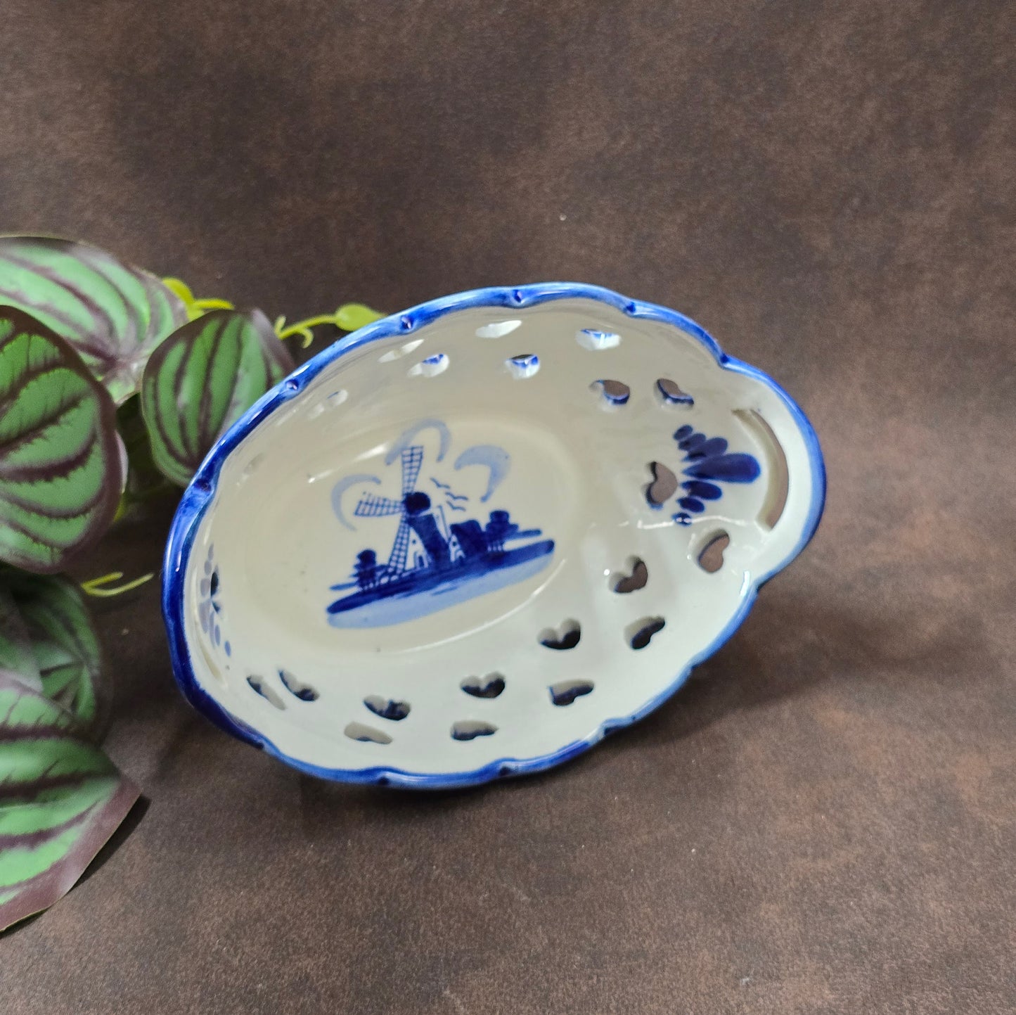 Vintage Delft-Blue Schale, Porzellan, Herzen & Blumen, handbemalt. Niederlande, 70er/80er. Leicht & dekorativ, ideal für Deko oder verpackte Süßigkeiten. 6×14,5×10 cm.