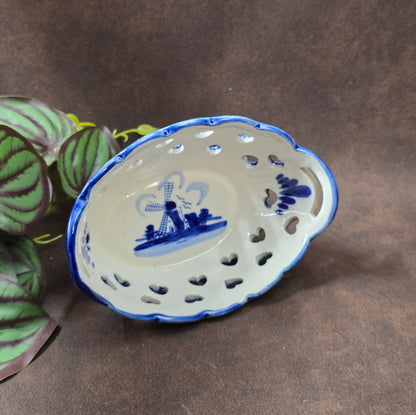 Vintage Delft-Blue Schale, Porzellan, Herzen & Blumen, handbemalt. Niederlande, 70er/80er. Leicht & dekorativ, ideal für Deko oder verpackte Süßigkeiten. 6×14,5×10 cm.
