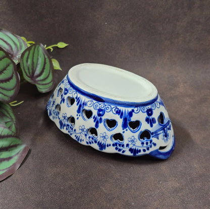 Vintage Delft-Blue Schale, Porzellan, Herzen & Blumen, handbemalt. Niederlande, 70er/80er. Leicht & dekorativ, ideal für Deko oder verpackte Süßigkeiten. 6×14,5×10 cm.