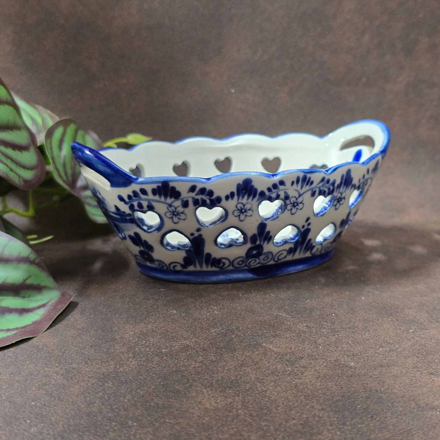 Vintage Delft-Blue Schale, Porzellan, Herzen & Blumen, handbemalt. Niederlande, 70er/80er. Leicht & dekorativ, ideal für Deko oder verpackte Süßigkeiten. 6×14,5×10 cm.