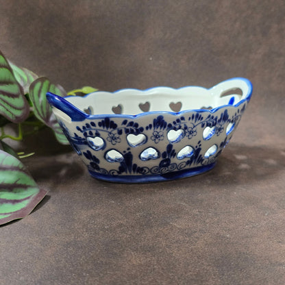 Vintage Delft-Blue Schale, Porzellan, Herzen & Blumen, handbemalt. Niederlande, 70er/80er. Leicht & dekorativ, ideal für Deko oder verpackte Süßigkeiten. 6×14,5×10 cm.