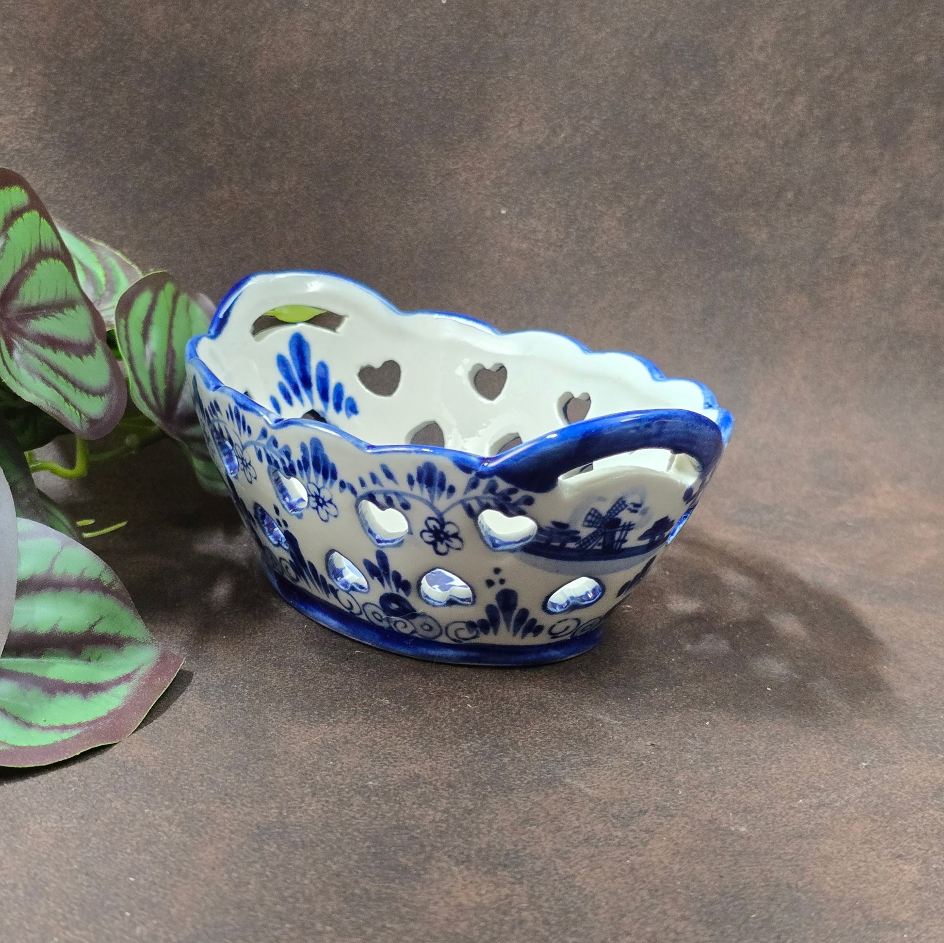 Vintage Delft-Blue Schale, Porzellan, Herzen & Blumen, handbemalt. Niederlande, 70er/80er. Leicht & dekorativ, ideal für Deko oder verpackte Süßigkeiten. 6×14,5×10 cm.