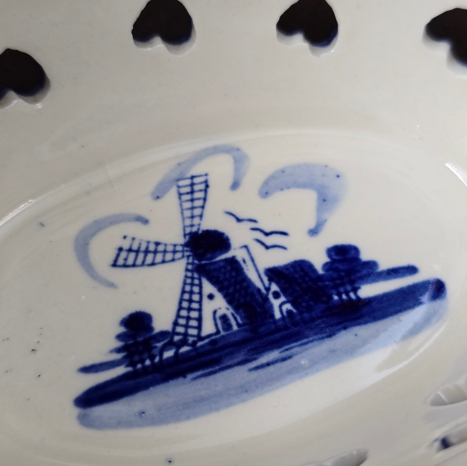 Vintage Delft-Blue Schale, Porzellan, Herzen & Blumen, handbemalt. Niederlande, 70er/80er. Leicht & dekorativ, ideal für Deko oder verpackte Süßigkeiten. 6×14,5×10 cm.