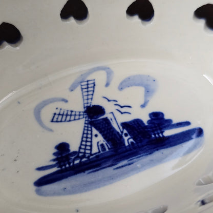 Vintage Delft-Blue Schale, Porzellan, Herzen & Blumen, handbemalt. Niederlande, 70er/80er. Leicht & dekorativ, ideal für Deko oder verpackte Süßigkeiten. 6×14,5×10 cm.