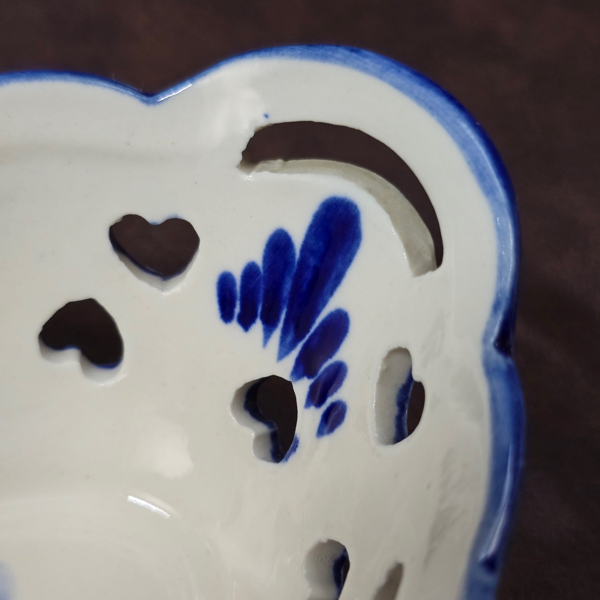 Vintage Delft-Blue Schale, Porzellan, Herzen & Blumen, handbemalt. Niederlande, 70er/80er. Leicht & dekorativ, ideal für Deko oder verpackte Süßigkeiten. 6×14,5×10 cm.