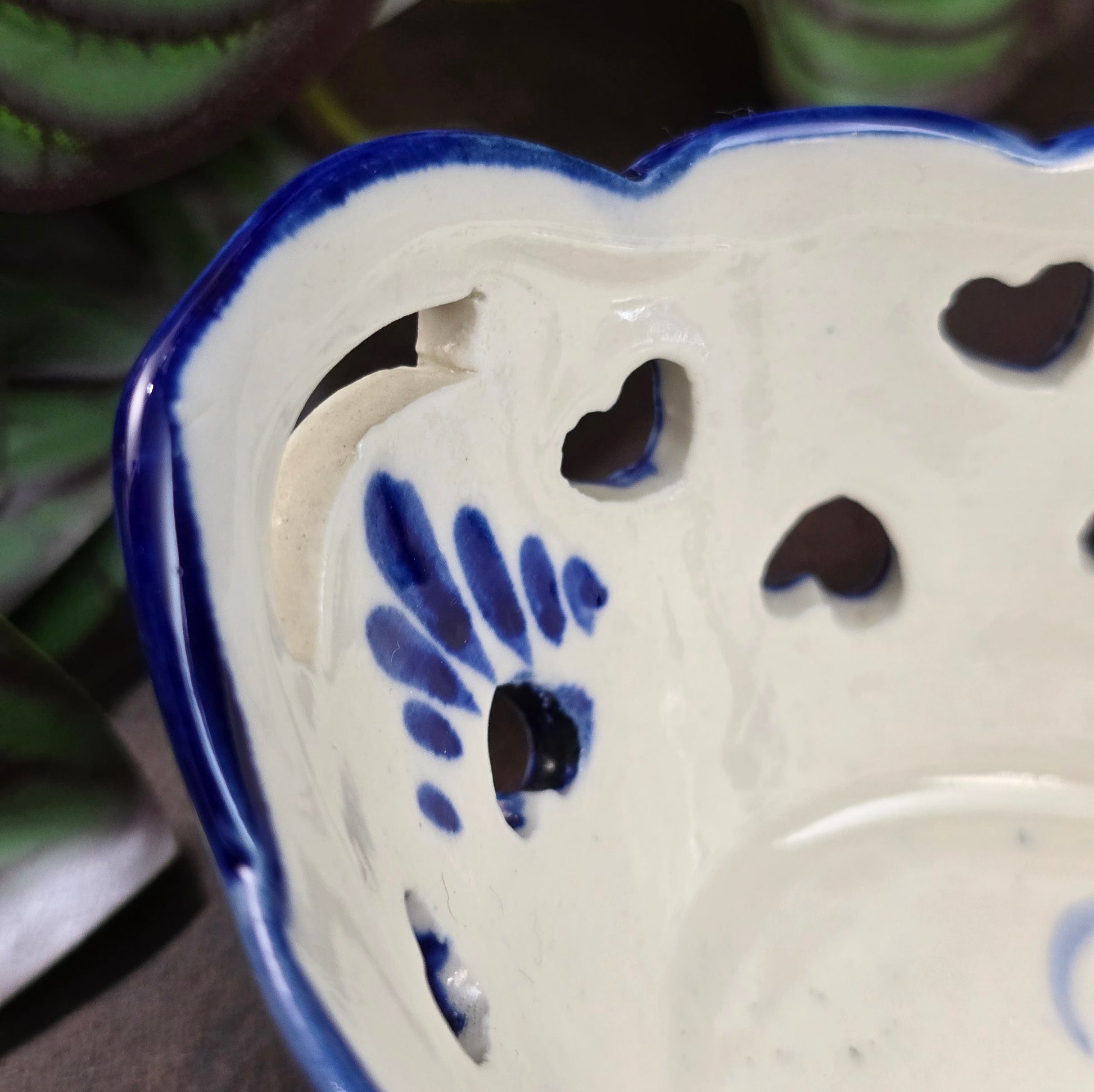 Vintage Delft-Blue Schale, Porzellan, Herzen & Blumen, handbemalt. Niederlande, 70er/80er. Leicht & dekorativ, ideal für Deko oder verpackte Süßigkeiten. 6×14,5×10 cm.