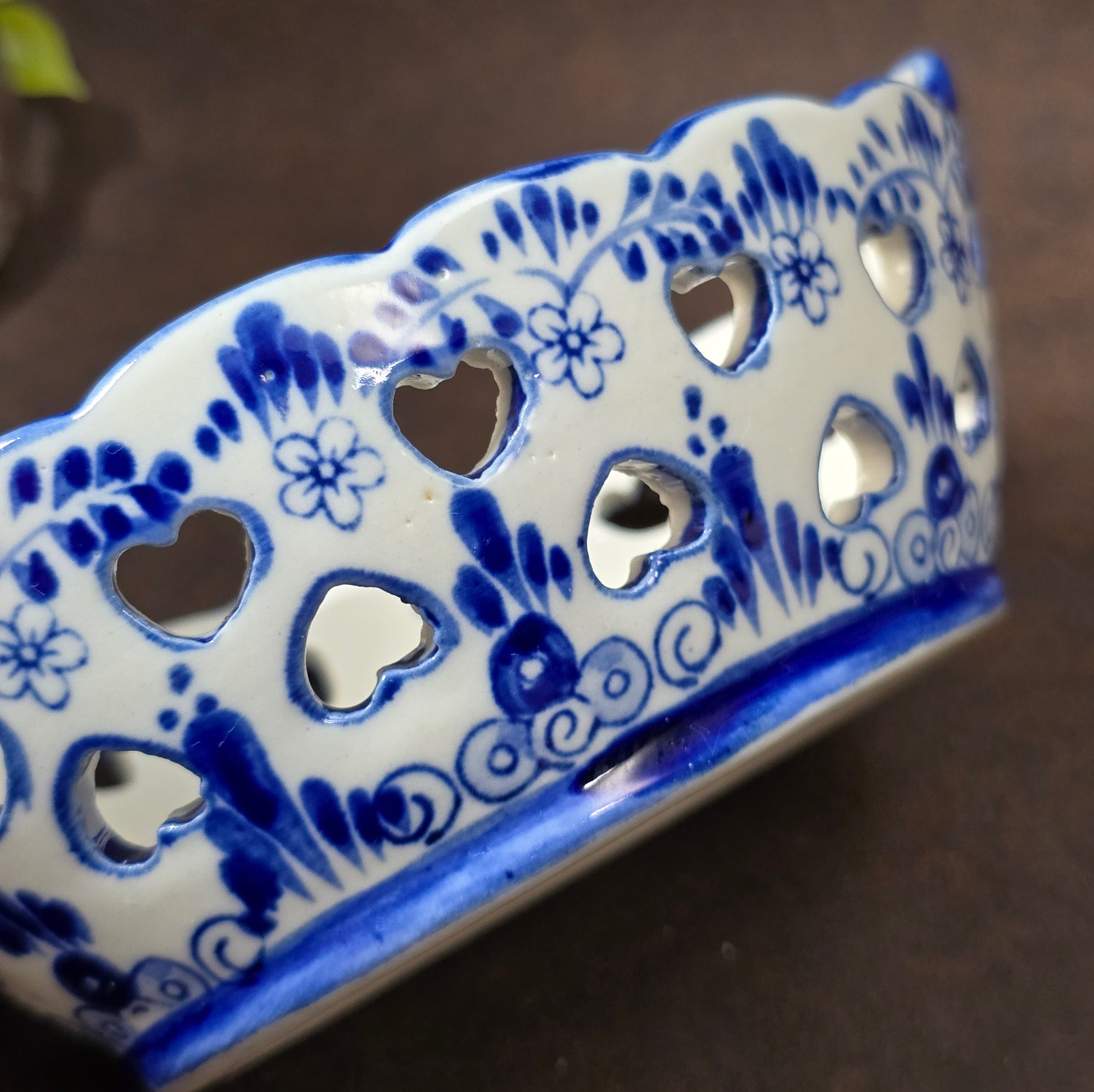 Vintage Delft-Blue Schale, Porzellan, Herzen & Blumen, handbemalt. Niederlande, 70er/80er. Leicht & dekorativ, ideal für Deko oder verpackte Süßigkeiten. 6×14,5×10 cm.