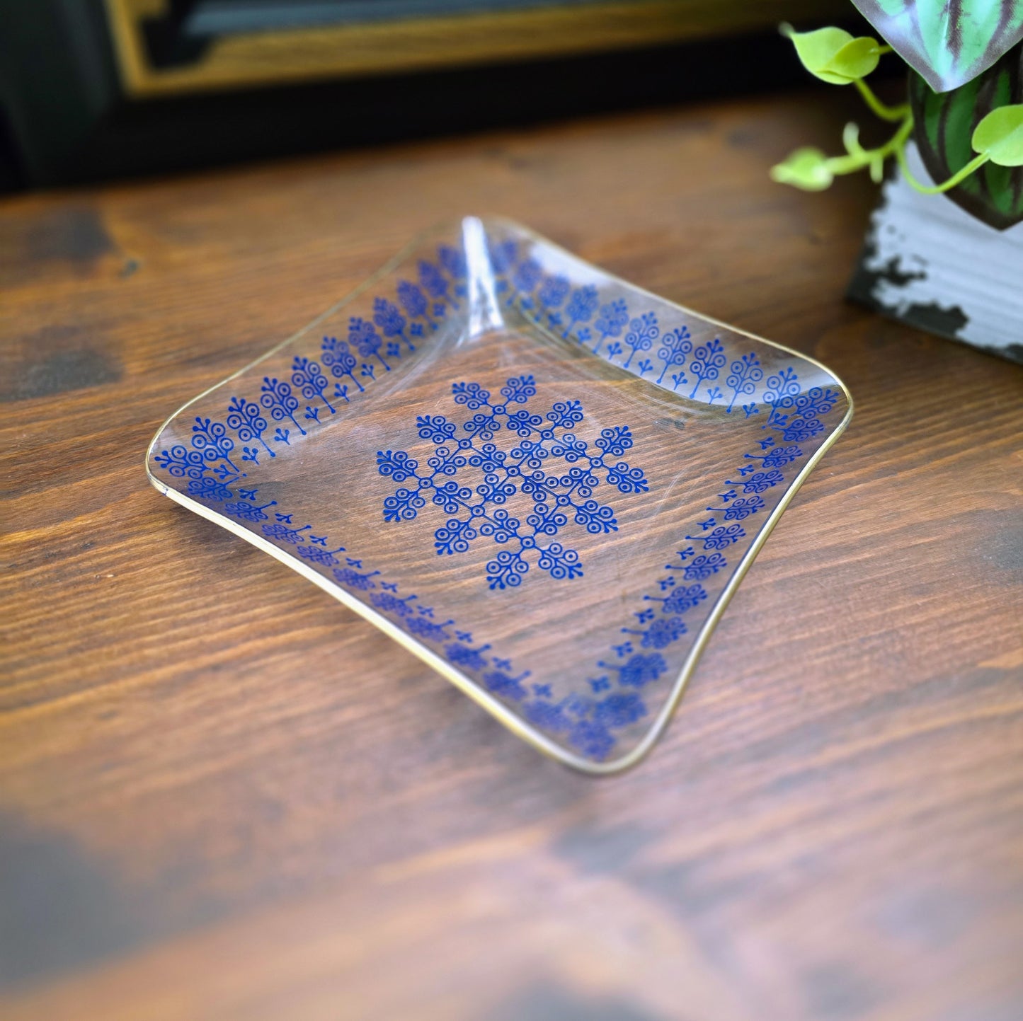 Kleine Vintage Glasschale (13 cm) von VEB Thermoform Olbernhau – 1970er – mit blauem Dekor & Goldrand. Ideal für Snacks, Pralinen oder als Dekoschälchen.