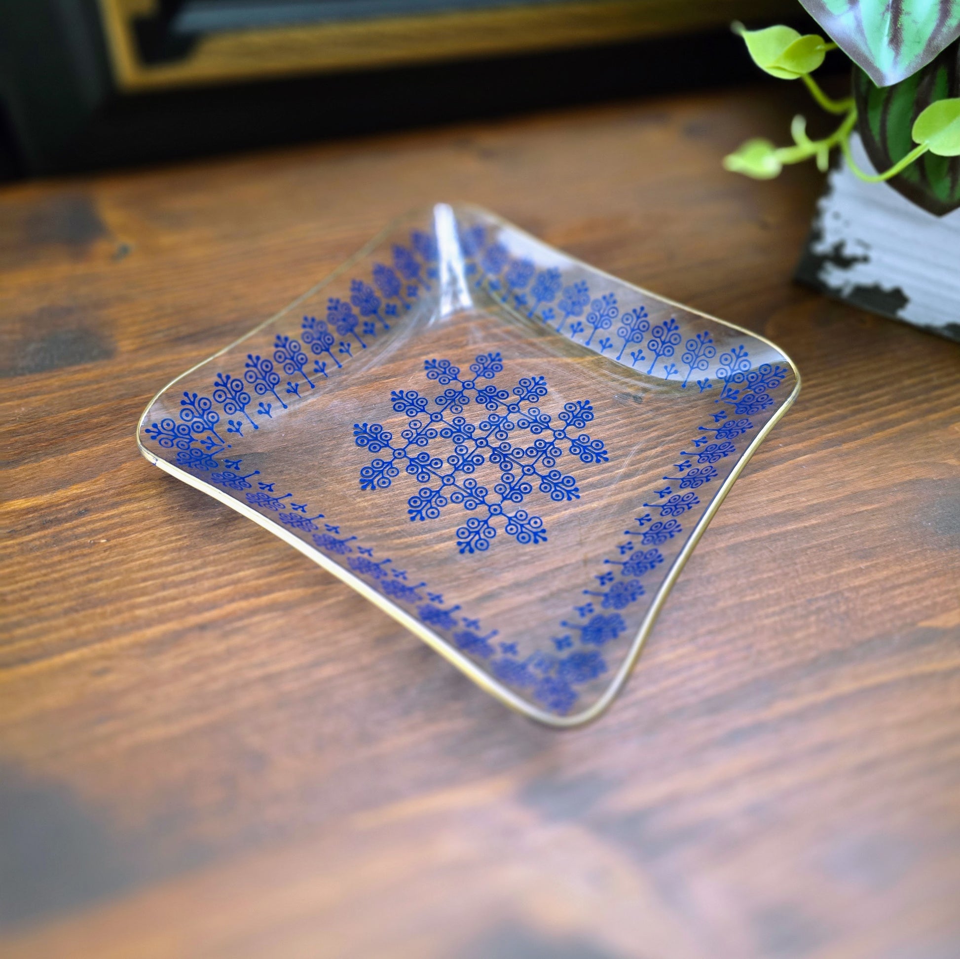Kleine Vintage Glasschale (13 cm) von VEB Thermoform Olbernhau – 1970er – mit blauem Dekor & Goldrand. Ideal für Snacks, Pralinen oder als Dekoschälchen.