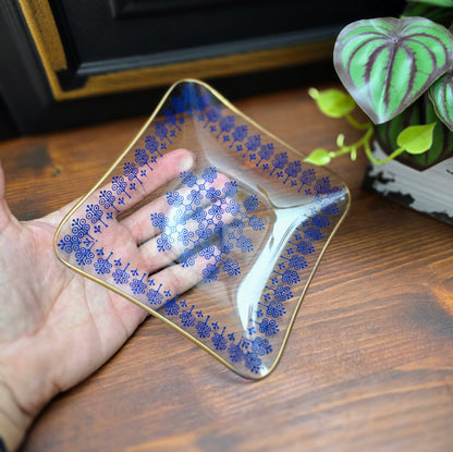 Kleine Vintage Glasschale (13 cm) von VEB Thermoform Olbernhau – 1970er – mit blauem Dekor & Goldrand. Ideal für Snacks, Pralinen oder als Dekoschälchen.