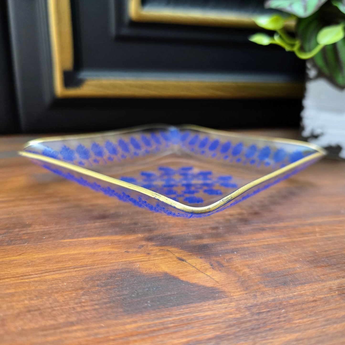 Kleine Vintage Glasschale (13 cm) von VEB Thermoform Olbernhau – 1970er – mit blauem Dekor & Goldrand. Ideal für Snacks, Pralinen oder als Dekoschälchen.