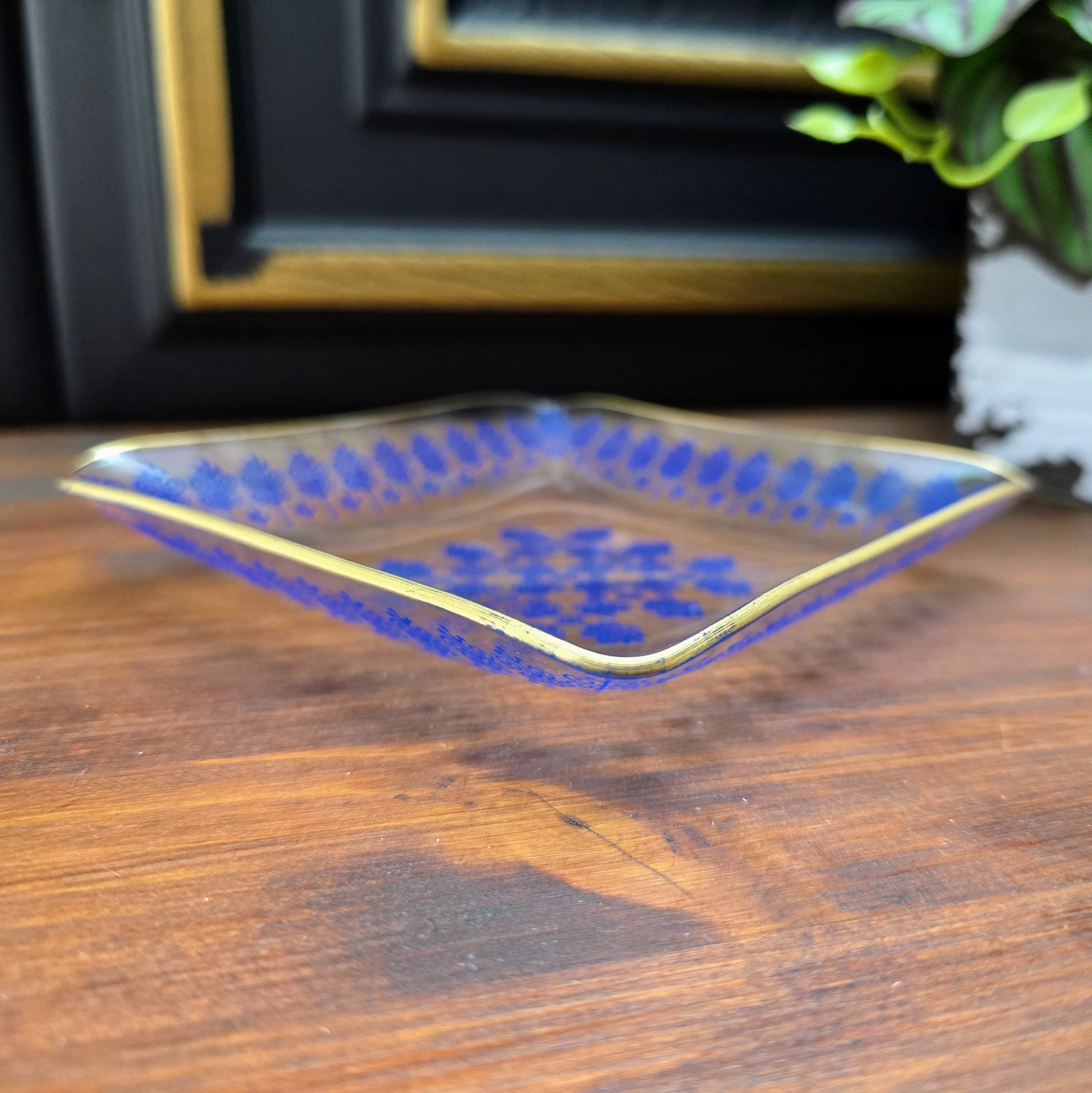 Kleine Vintage Glasschale (13 cm) von VEB Thermoform Olbernhau – 1970er – mit blauem Dekor & Goldrand. Ideal für Snacks, Pralinen oder als Dekoschälchen.