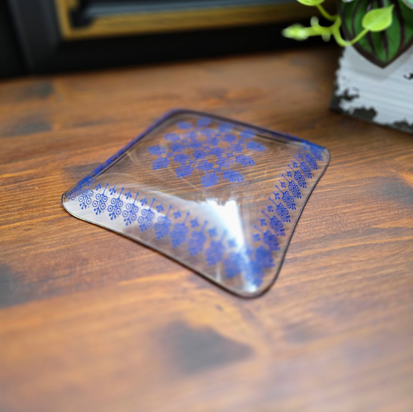 Kleine Vintage Glasschale (13 cm) von VEB Thermoform Olbernhau – 1970er – mit blauem Dekor & Goldrand. Ideal für Snacks, Pralinen oder als Dekoschälchen.