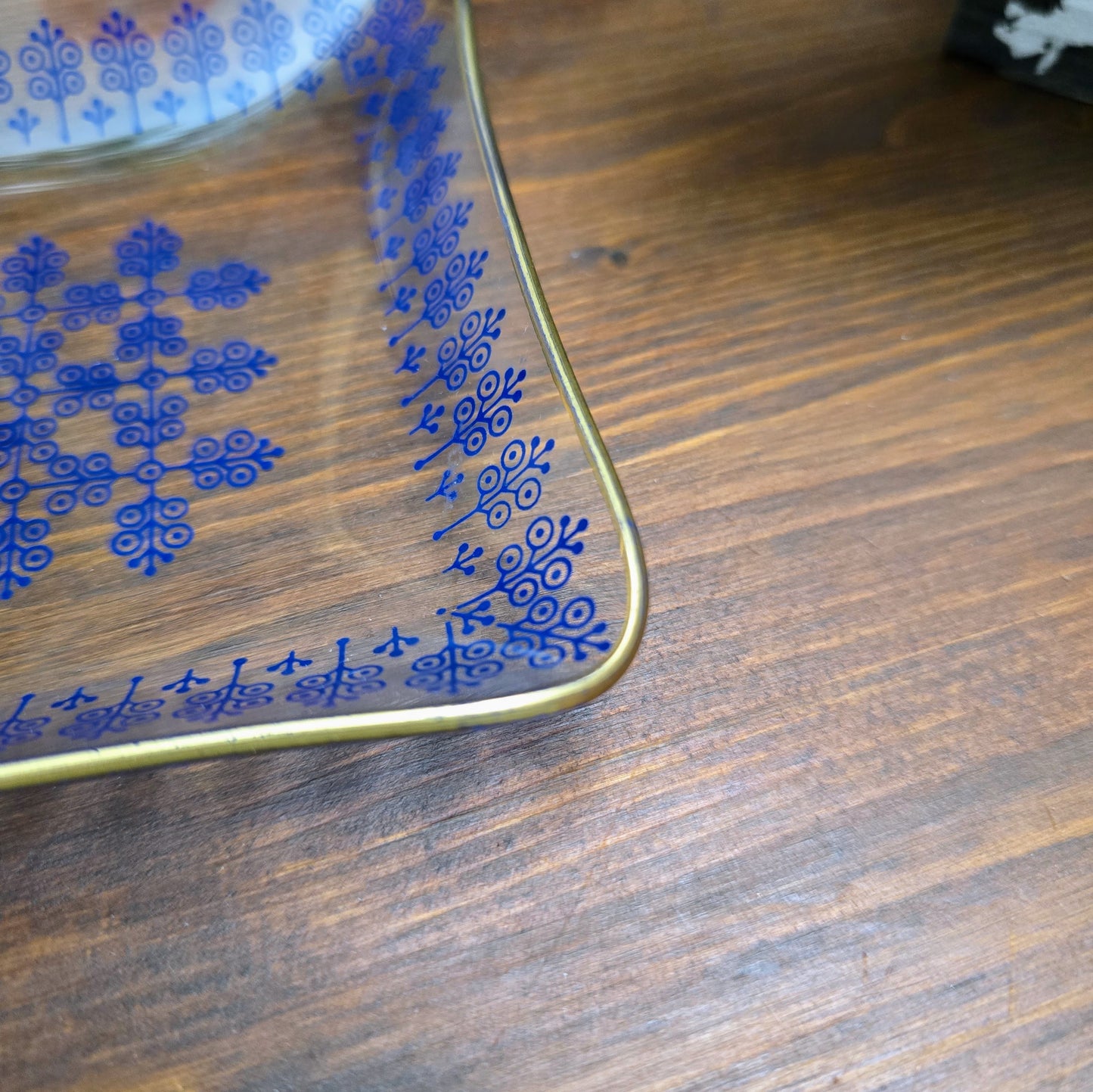 Kleine Vintage Glasschale (13 cm) von VEB Thermoform Olbernhau – 1970er – mit blauem Dekor & Goldrand. Ideal für Snacks, Pralinen oder als Dekoschälchen.