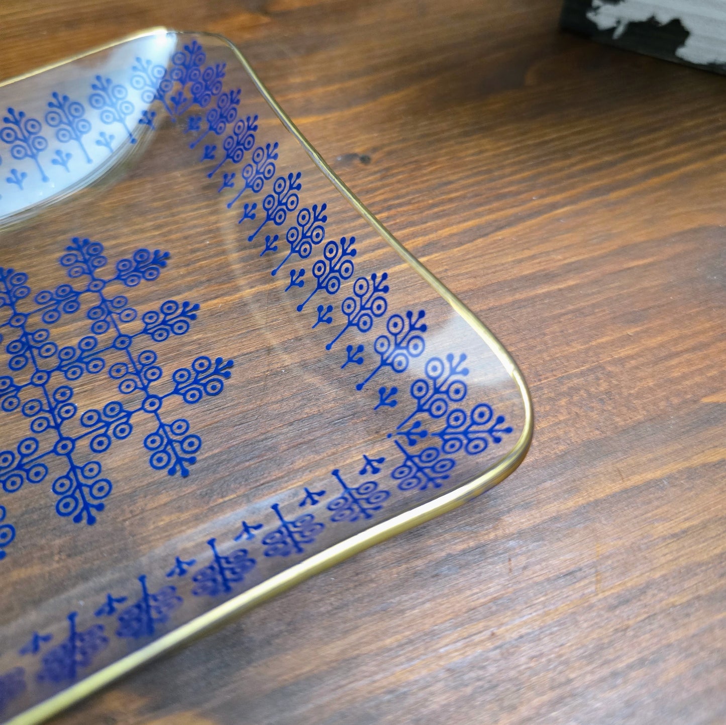 Kleine Vintage Glasschale (13 cm) von VEB Thermoform Olbernhau – 1970er – mit blauem Dekor & Goldrand. Ideal für Snacks, Pralinen oder als Dekoschälchen.