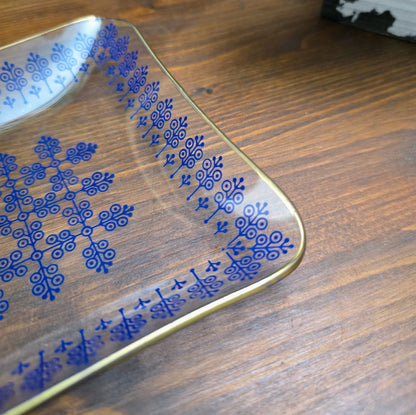 Kleine Vintage Glasschale (13 cm) von VEB Thermoform Olbernhau – 1970er – mit blauem Dekor & Goldrand. Ideal für Snacks, Pralinen oder als Dekoschälchen.