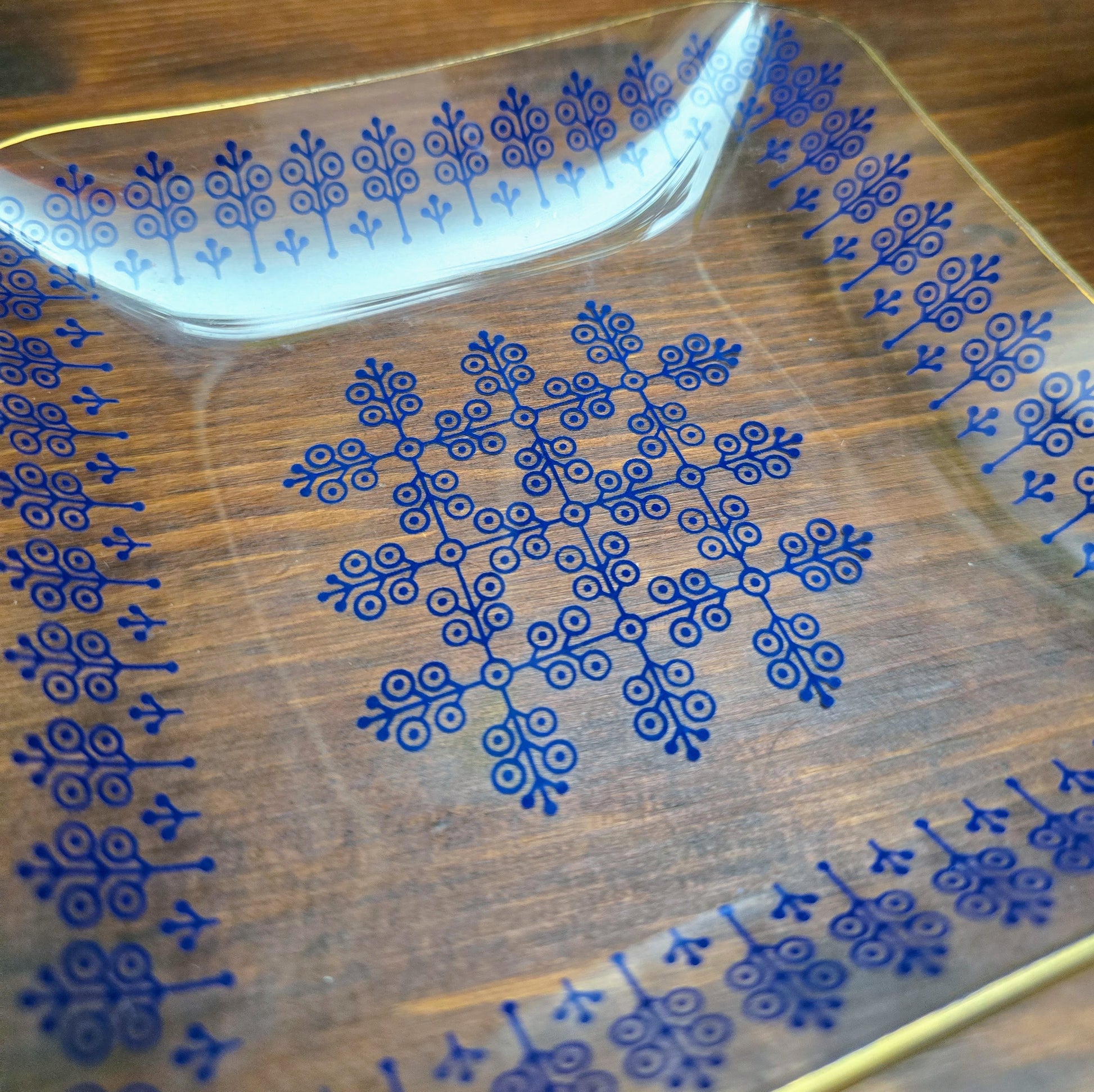Kleine Vintage Glasschale (13 cm) von VEB Thermoform Olbernhau – 1970er – mit blauem Dekor & Goldrand. Ideal für Snacks, Pralinen oder als Dekoschälchen.