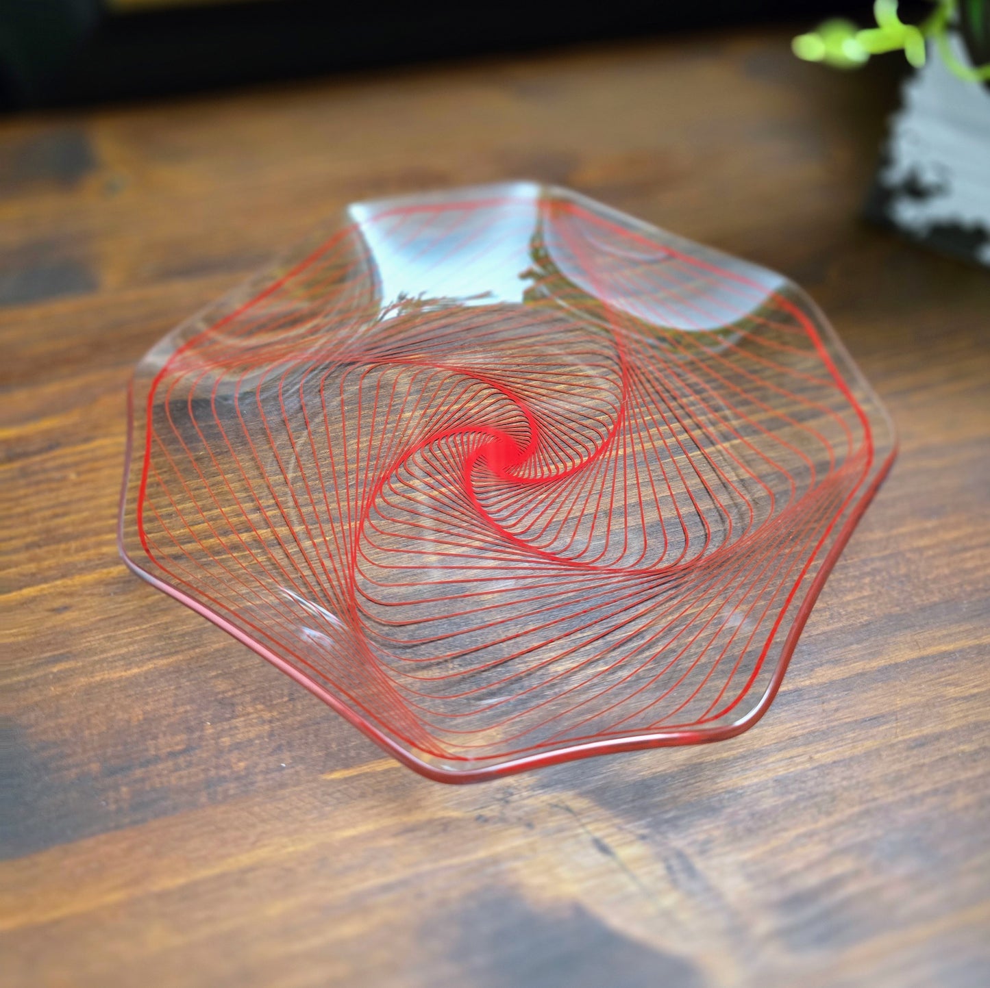 Vintage Glasschale (14,5 cm) mit rotem Swirl-Dekor – DDR, 1970er – von VEB Thermoform Olbernhau. Ideal für Snacks oder als Deko. Sehr guter Zustand!