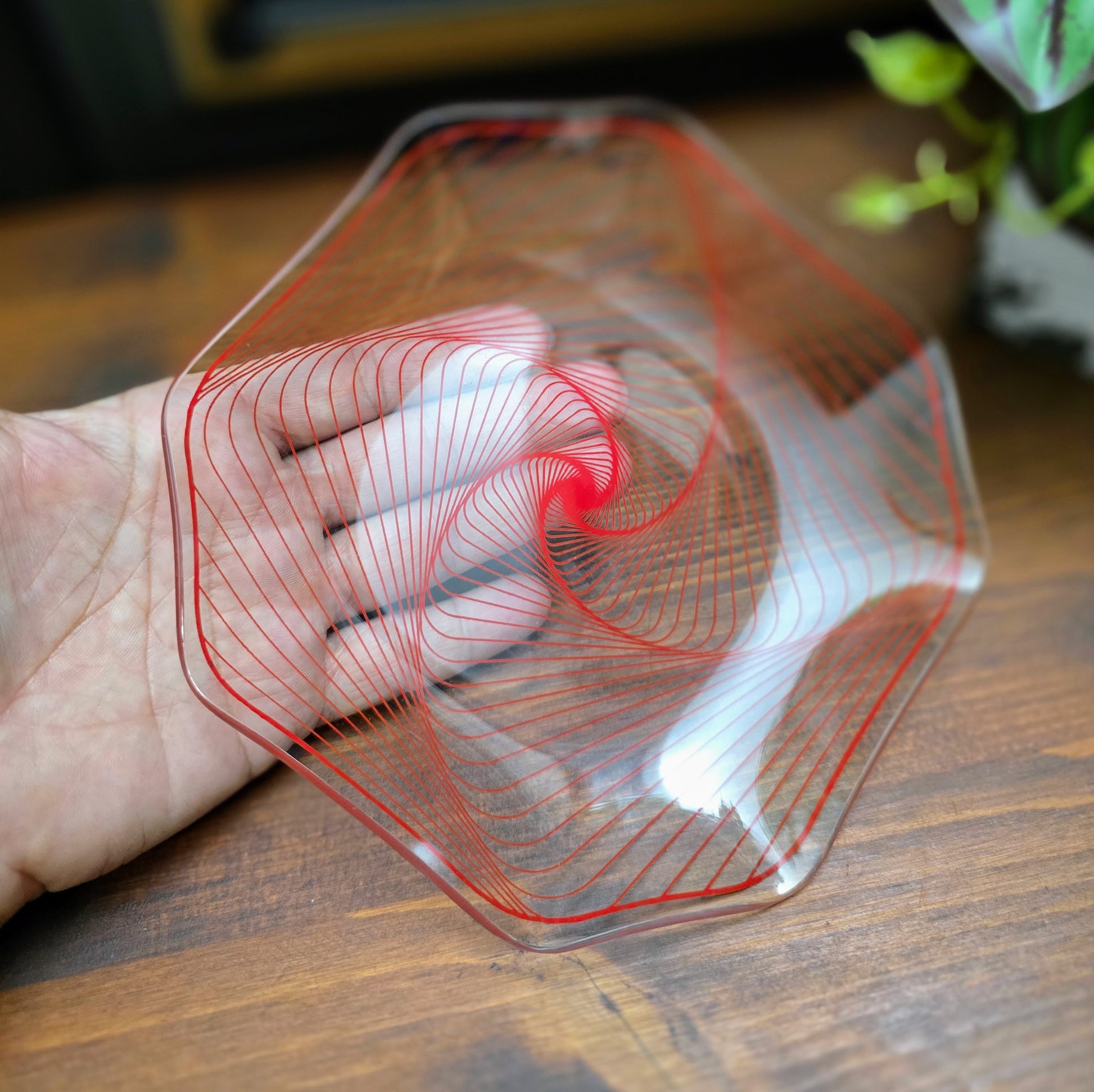 Vintage Glasschale (14,5 cm) mit rotem Swirl-Dekor – DDR, 1970er – von VEB Thermoform Olbernhau. Ideal für Snacks oder als Deko. Sehr guter Zustand!