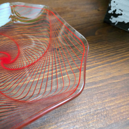 Vintage Glasschale (14,5 cm) mit rotem Swirl-Dekor – DDR, 1970er – von VEB Thermoform Olbernhau. Ideal für Snacks oder als Deko. Sehr guter Zustand!