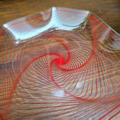 Vintage Glasschale (14,5 cm) mit rotem Swirl-Dekor – DDR, 1970er – von VEB Thermoform Olbernhau. Ideal für Snacks oder als Deko. Sehr guter Zustand!