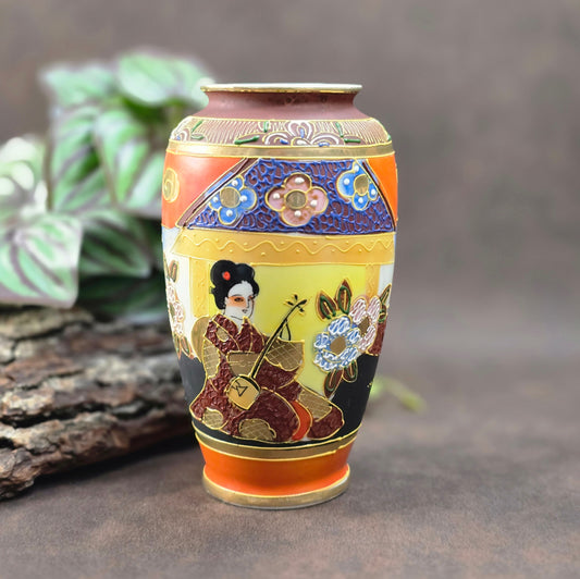 Feine Japan-Vase im Satsuma-Stil mit Geisha-Motiv & Golddekor. Handwerk aus den 1960er/70er Jahren – perfekt für Sammler:innen & Vintage-Einrichtungsfans.

