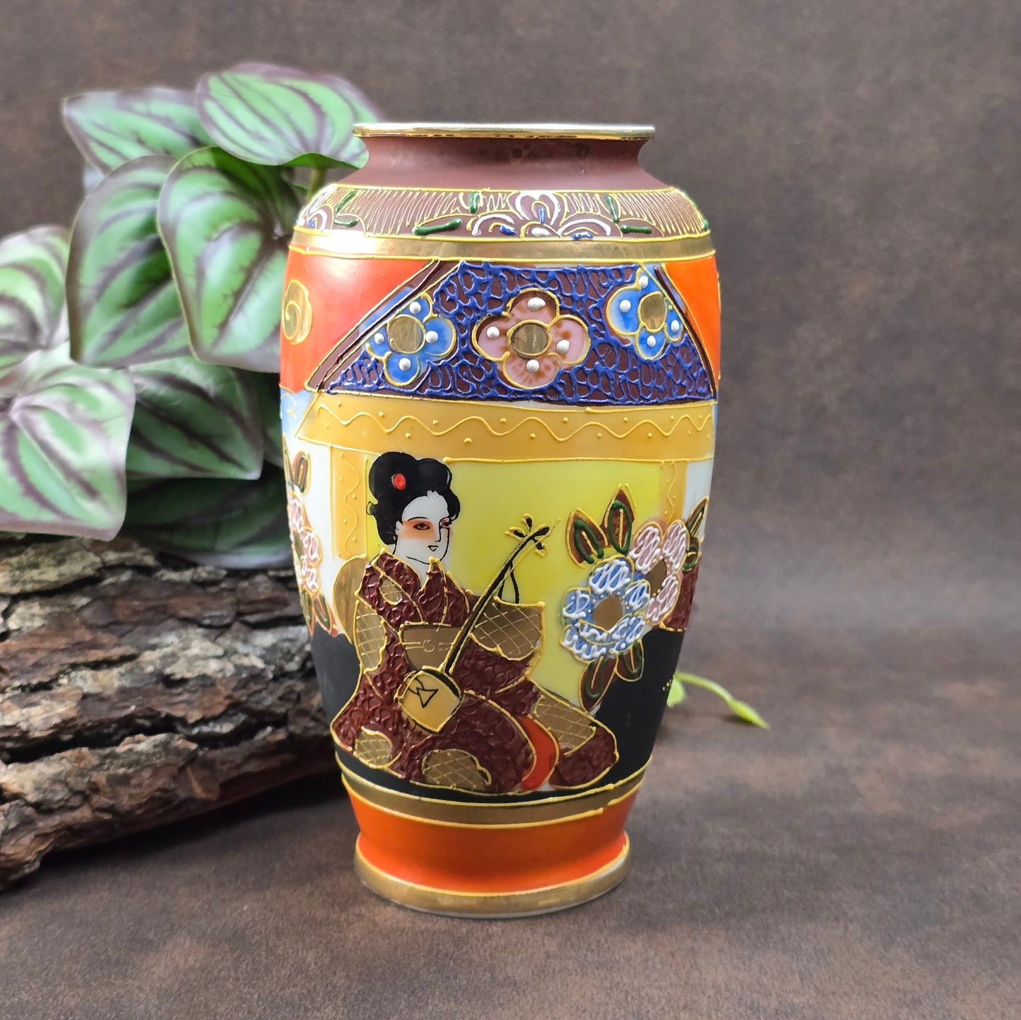 Feine Japan-Vase im Satsuma-Stil mit Geisha-Motiv & Golddekor. Handwerk aus den 1960er/70er Jahren – perfekt für Sammler:innen & Vintage-Einrichtungsfans.

