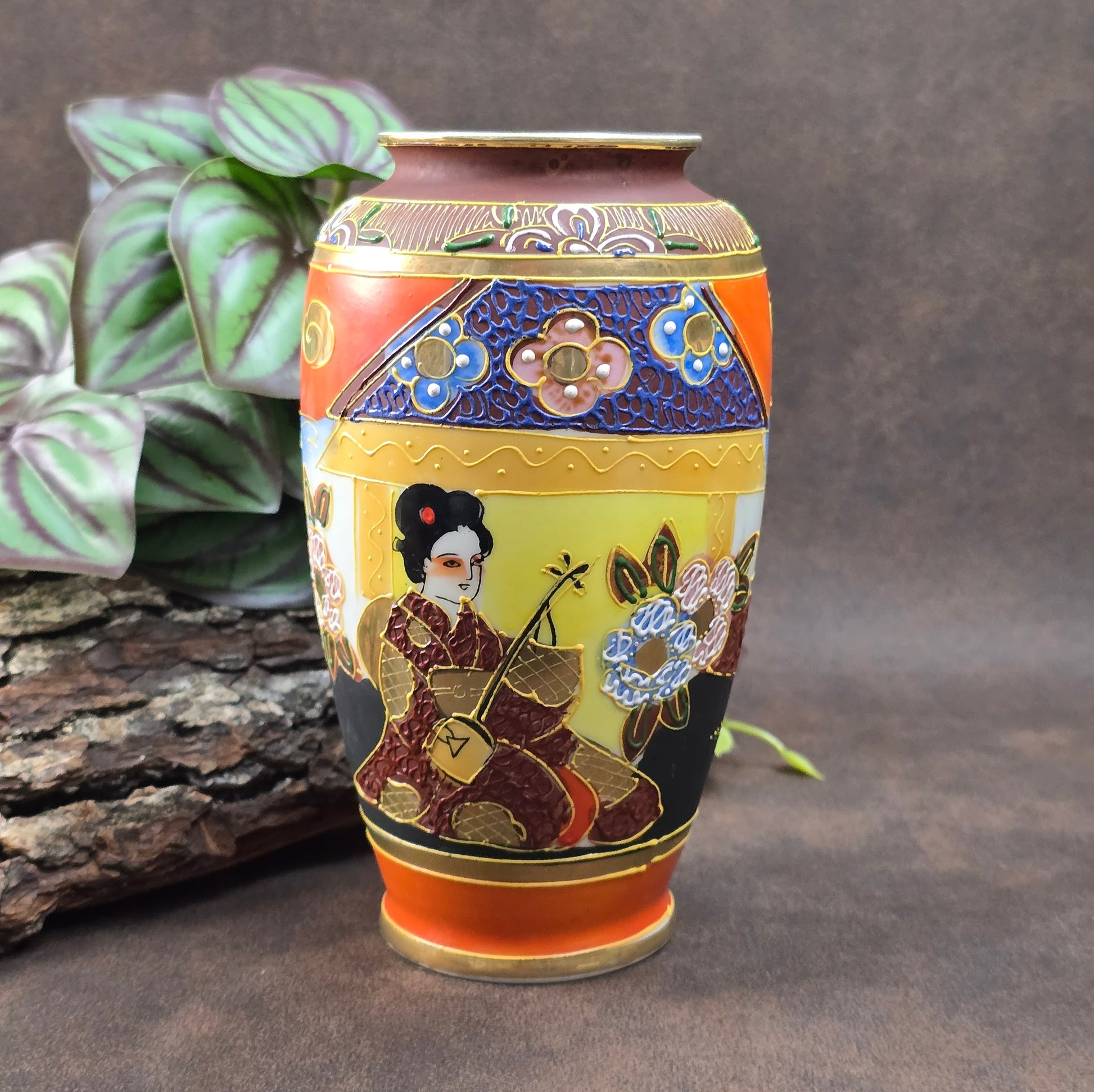 Feine Japan-Vase im Satsuma-Stil mit Geisha-Motiv & Golddekor. Handwerk aus den 1960er/70er Jahren – perfekt für Sammler:innen & Vintage-Einrichtungsfans.

