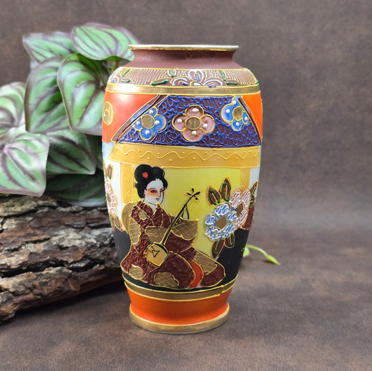 Feine Japan-Vase im Satsuma-Stil mit Geisha-Motiv & Golddekor. Handwerk aus den 1960er/70er Jahren – perfekt für Sammler:innen & Vintage-Einrichtungsfans.

