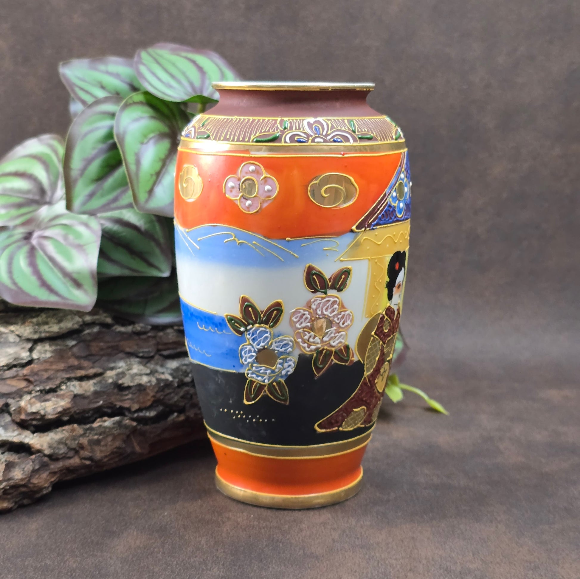Feine Japan-Vase im Satsuma-Stil mit Geisha-Motiv & Golddekor. Handwerk aus den 1960er/70er Jahren – perfekt für Sammler:innen & Vintage-Einrichtungsfans.

