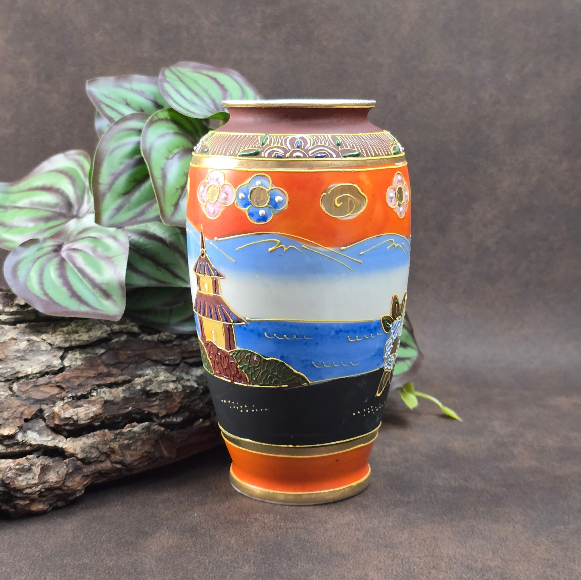 Feine Japan-Vase im Satsuma-Stil mit Geisha-Motiv & Golddekor. Handwerk aus den 1960er/70er Jahren – perfekt für Sammler:innen & Vintage-Einrichtungsfans.

