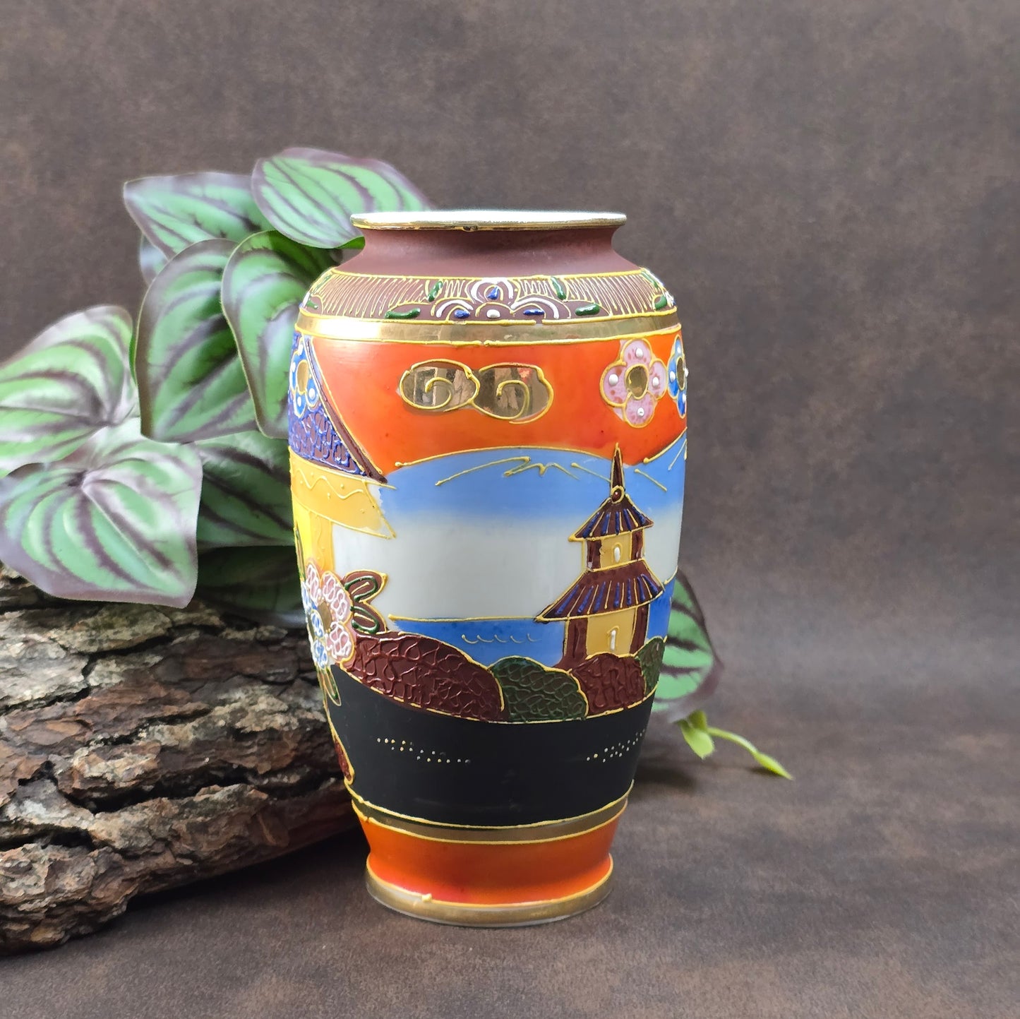 Feine Japan-Vase im Satsuma-Stil mit Geisha-Motiv & Golddekor. Handwerk aus den 1960er/70er Jahren – perfekt für Sammler:innen & Vintage-Einrichtungsfans.

