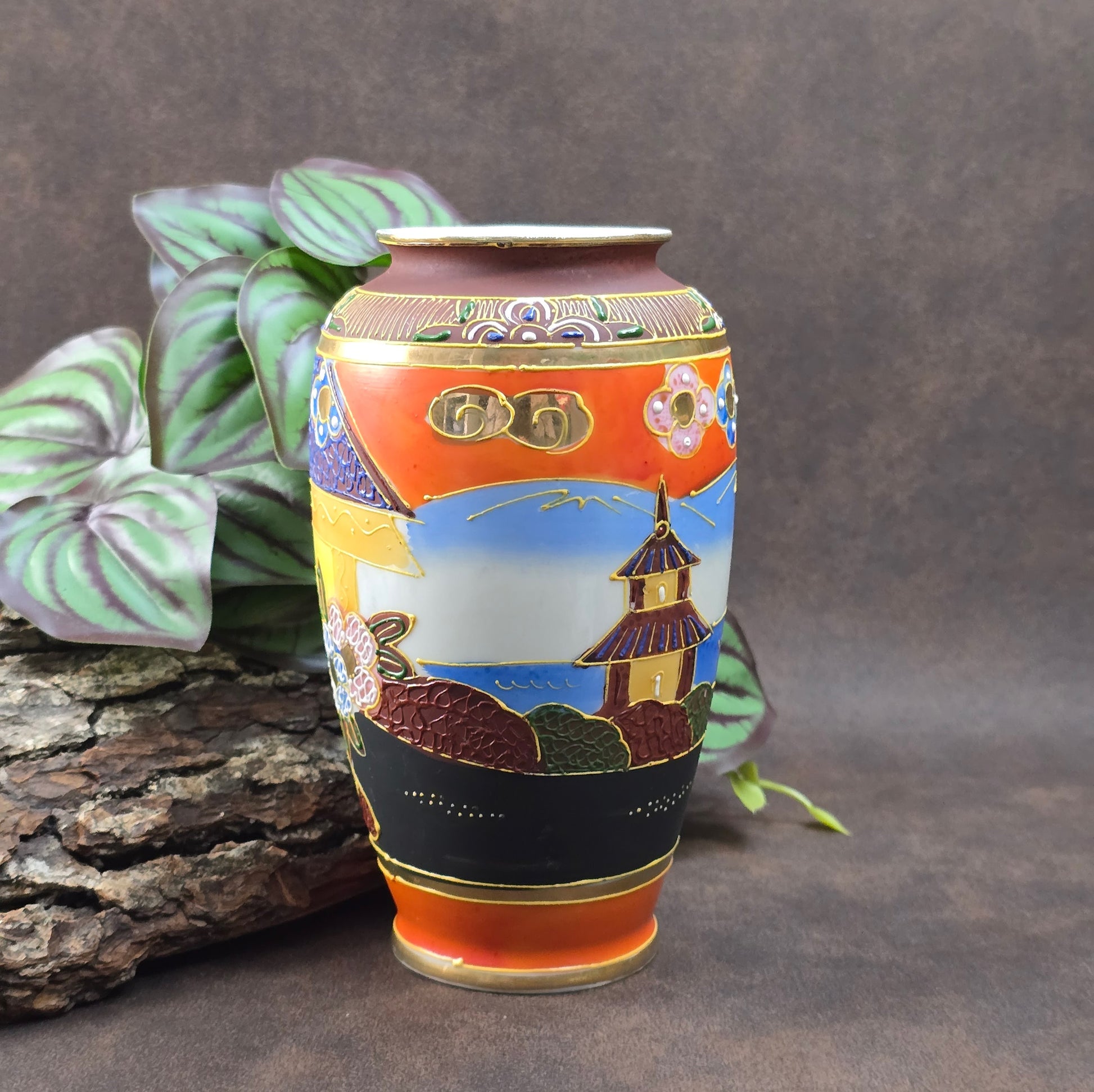 Feine Japan-Vase im Satsuma-Stil mit Geisha-Motiv & Golddekor. Handwerk aus den 1960er/70er Jahren – perfekt für Sammler:innen & Vintage-Einrichtungsfans.

